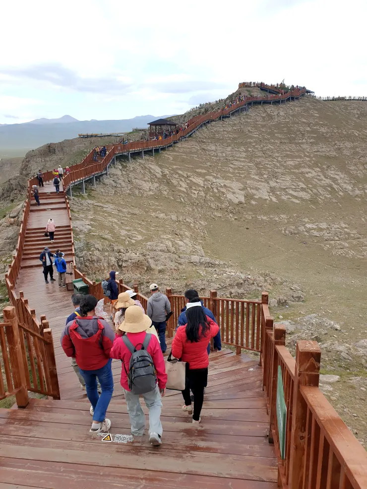 棧木道爬到最高處可一覽草原上著名的「九曲十八彎」