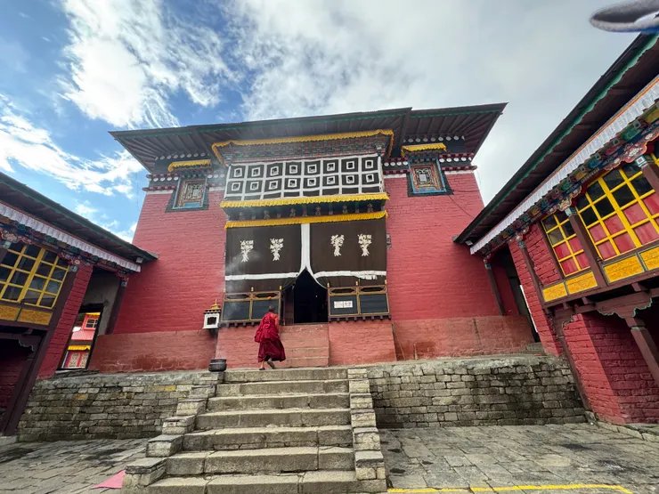 入寺內之後就不能拍照了，因此無法拍到寺內誦經的實景。