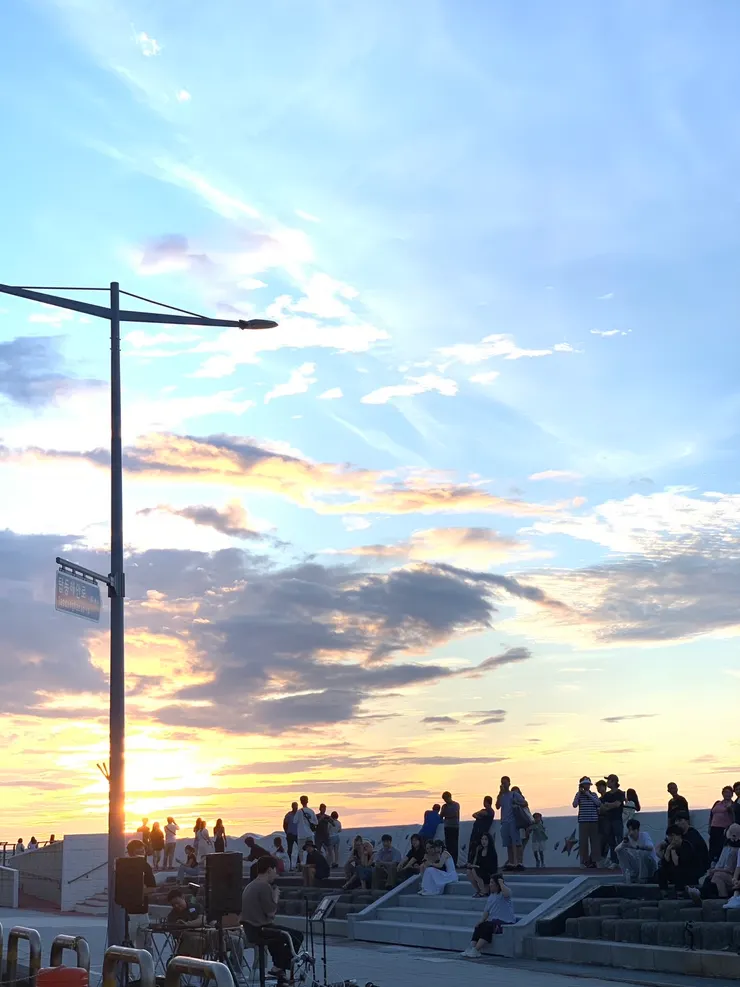 夕陽與岸邊的群眾