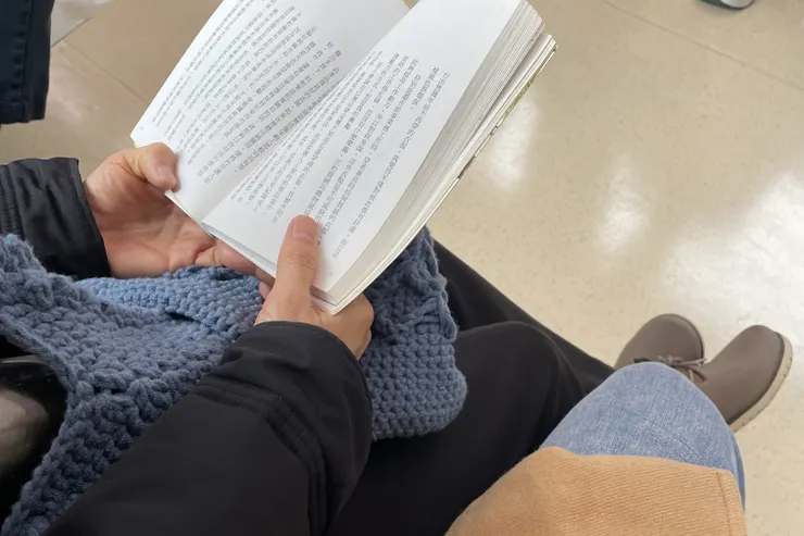 前往故宮的捷運上，捧在膝上的書和目的地同樣讓我雀躍