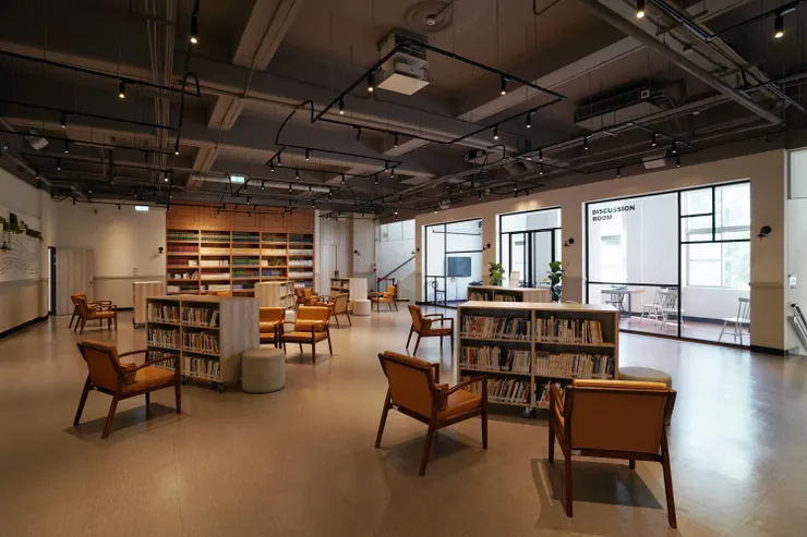 現今高雄文學館二樓的文學沙龍空間(©陳坤毅)