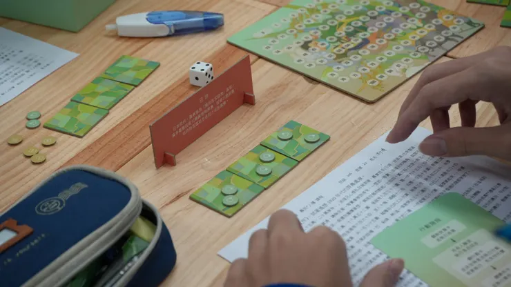 以遊戲作為轉化學生對於歷史的刻板印象，從中學習如何以團結合作的方式，推翻不適宜的政策內容。