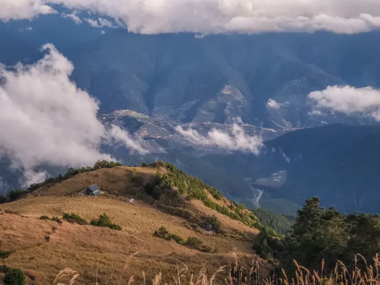 山腳下的環山部落及瓢簞山屋