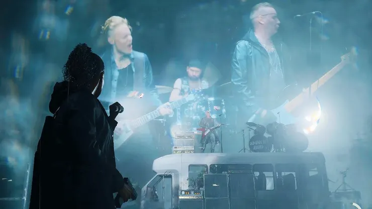 高潮時刻，在舞台與黑暗之間，故事被推向失控邊緣。