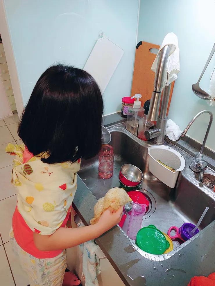 廚房裡的撒嬌密碼：她洗的不是碗，是對媽媽的依戀。