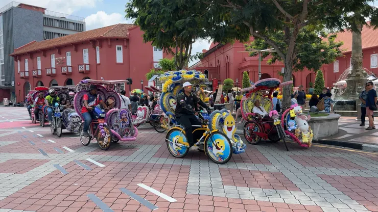 路上隨處可見的花車