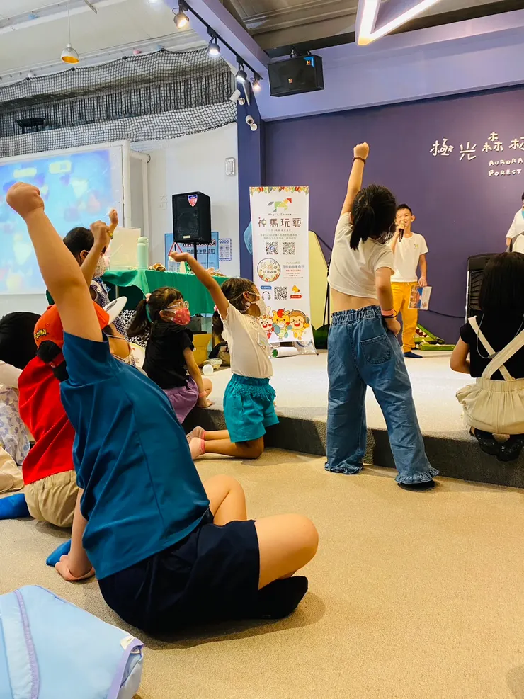 想要上台說笑話的孩子絡繹不絕，紛紛舉手