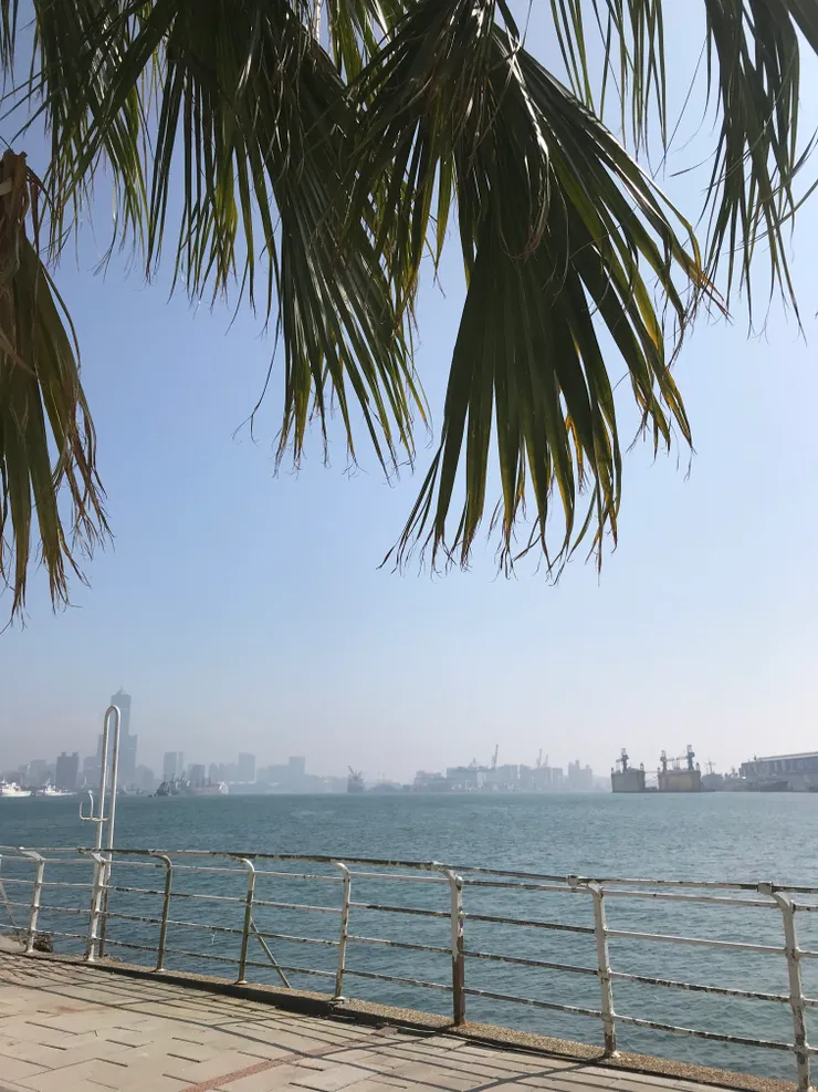 從英國領事館園區山下辦公室離開，走往鼓山渡輪路上