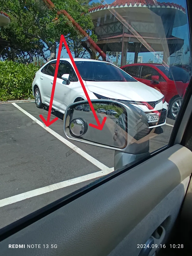 左後照鏡對標車格上方線