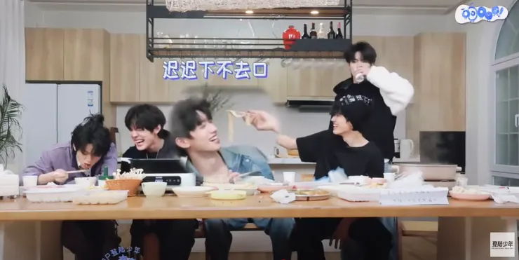 哈哈哈哈 蘇新皓還喝水 是怕親上嘴有味道嗎😂😂😂 好有禮貌的小朋友