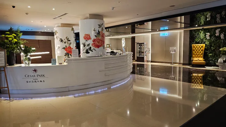台北凱撒大飯店的一樓大廳!
