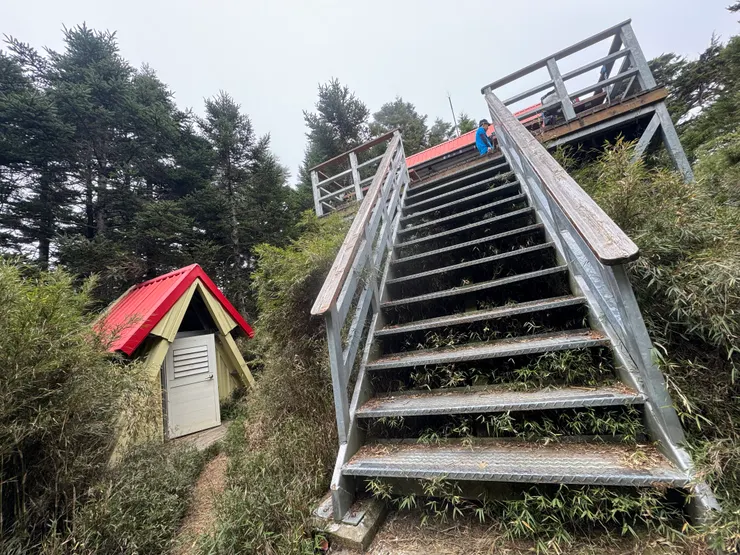 這長長的樓梯讓每個人嘆氣!