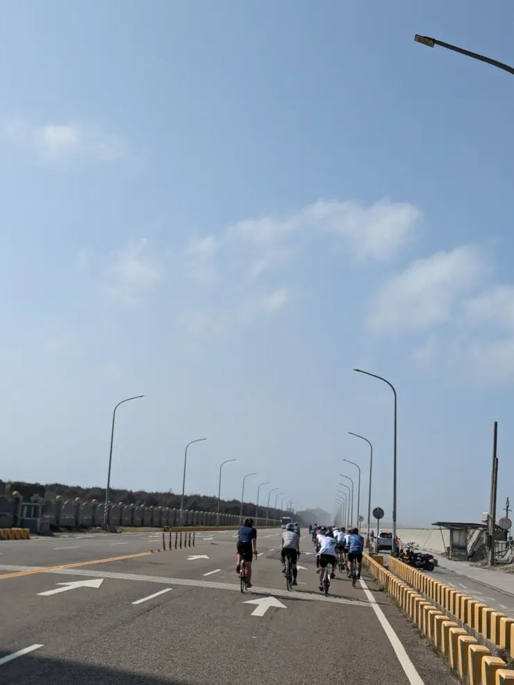 車友紛紛被強勁海風擊落,一路上好多救護車