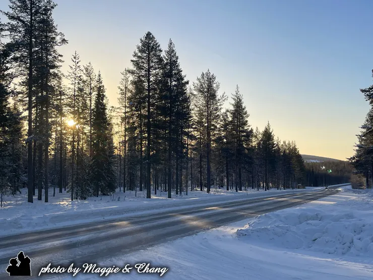 太陽漸漸升起,車窗外的世界緩緩後退,雪林、湖泊、童話小屋。