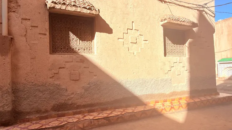 柏柏爾人牆面刻畫幾何圖案，有祈福的意涵。