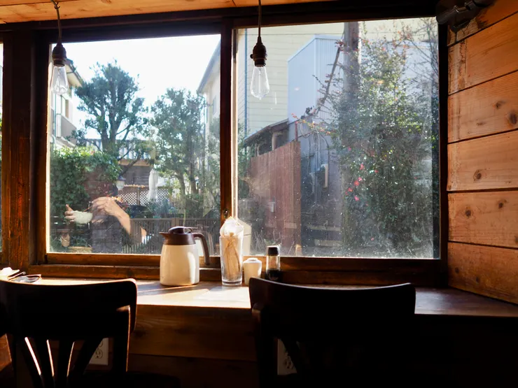 靠窗的鐵道席，從這個角度看，我覺得很像一般人家家裡的廚房