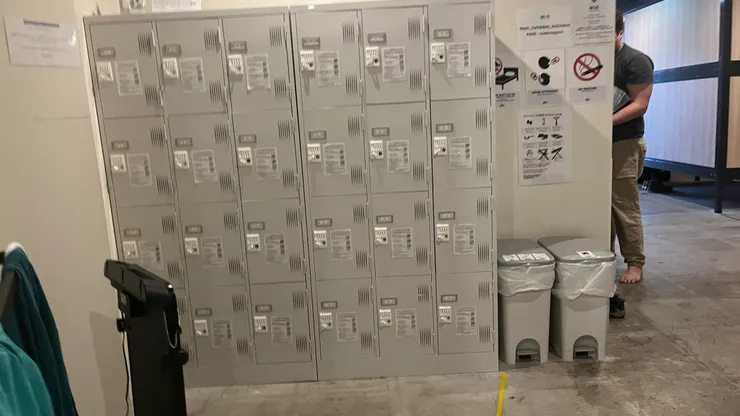 垃圾桶則在置物櫃旁邊。