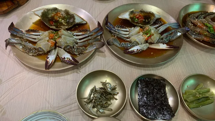 醬蟹擺出來，整個看起來超澎湃。