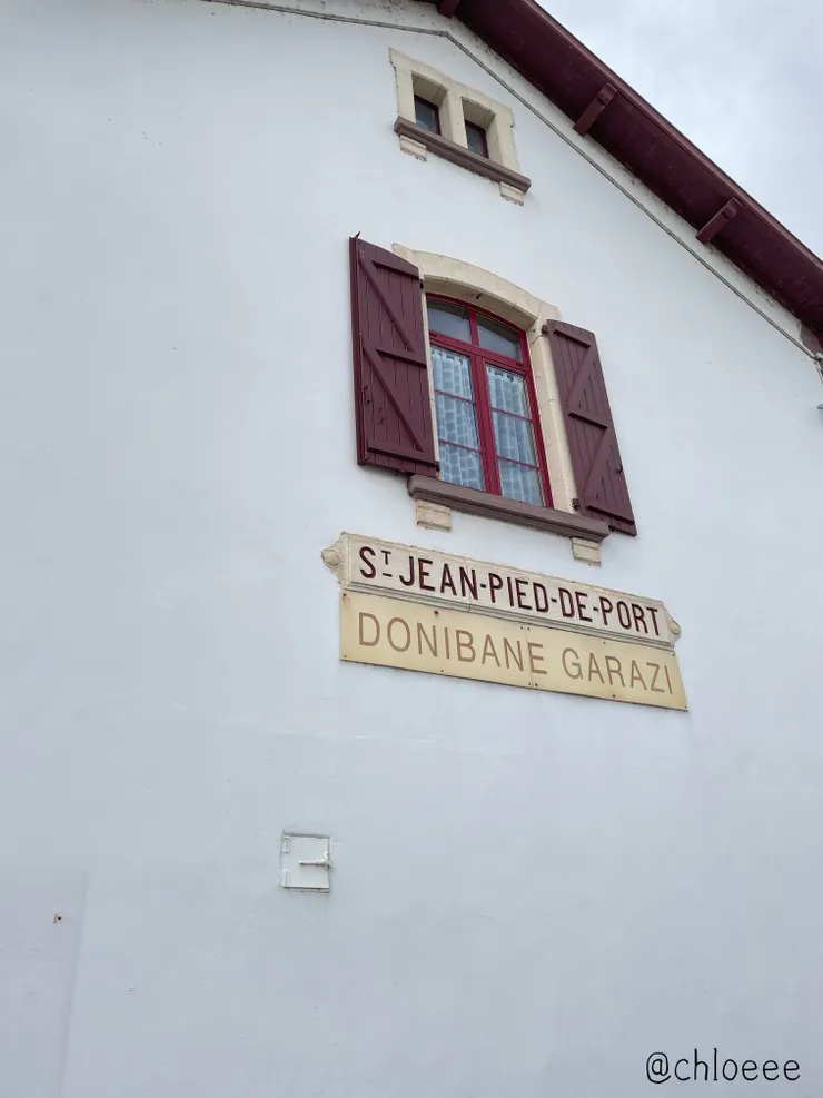 往前走就看到這個白色房子，猜測是SJPP車站？