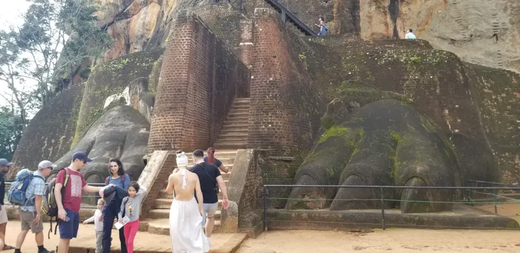 只剩下獅子脚可見到，獅子身已經早被古代的僧侶摧毀了