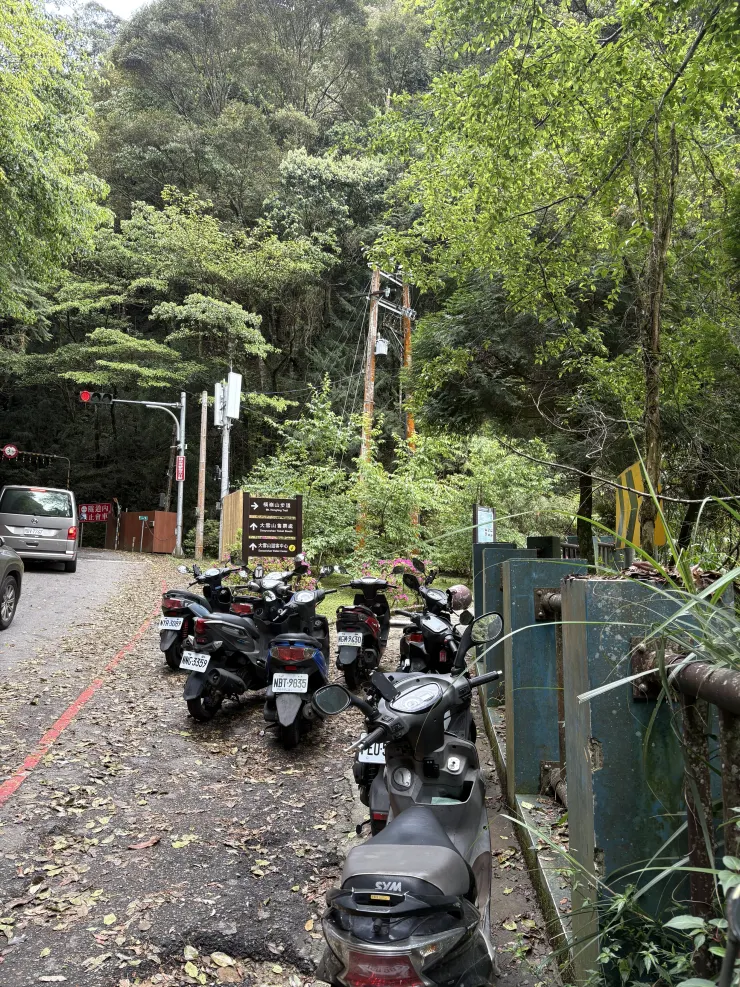 步道口停了許多摩托車