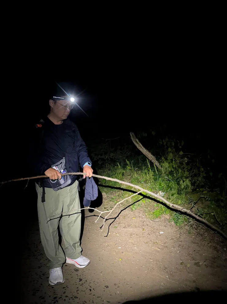 被狗嚇到！立馬找打狗棒！免得遇到比我老公還瘋的狗！🤣