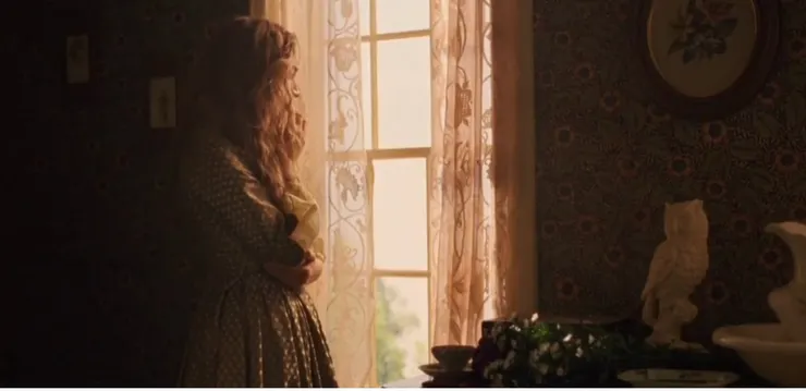 喬靠在窗邊看著妹妹們布置婚禮