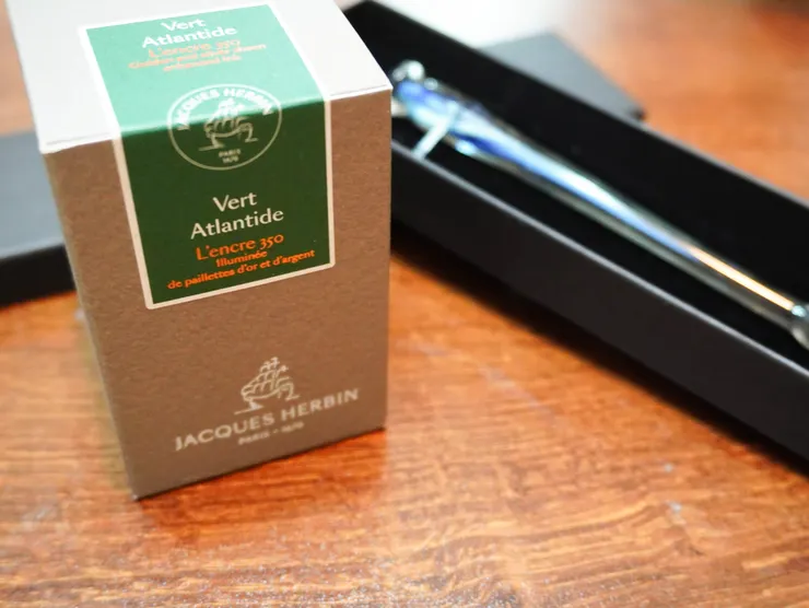 圖三:未拆封墨水及試寫沾水筆。