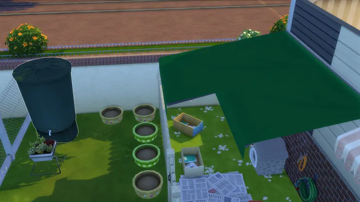 木箱便是用來放兔子，屋子則是哈哈的家。一旁墊了報紙保持清潔。