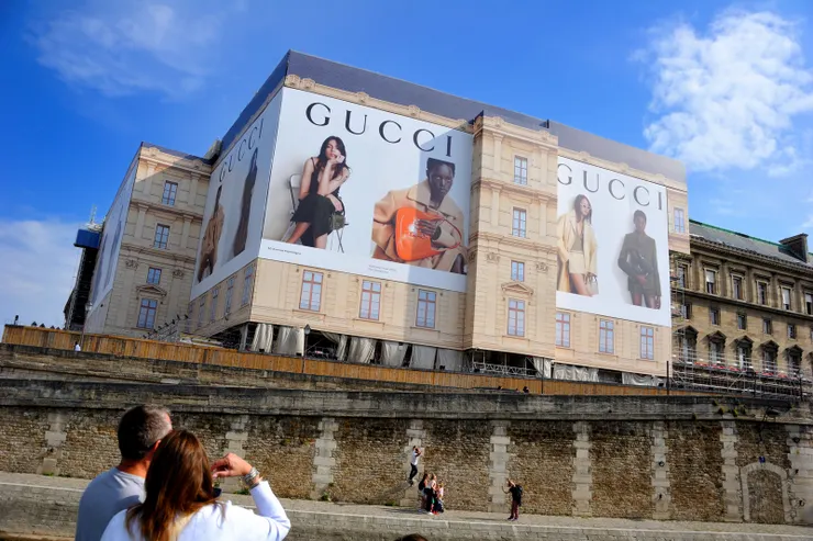 【船行河中左顧右盼指點建築橋樑！右岸，精品店廣告。看圖中下處有群人在幹什麼？】