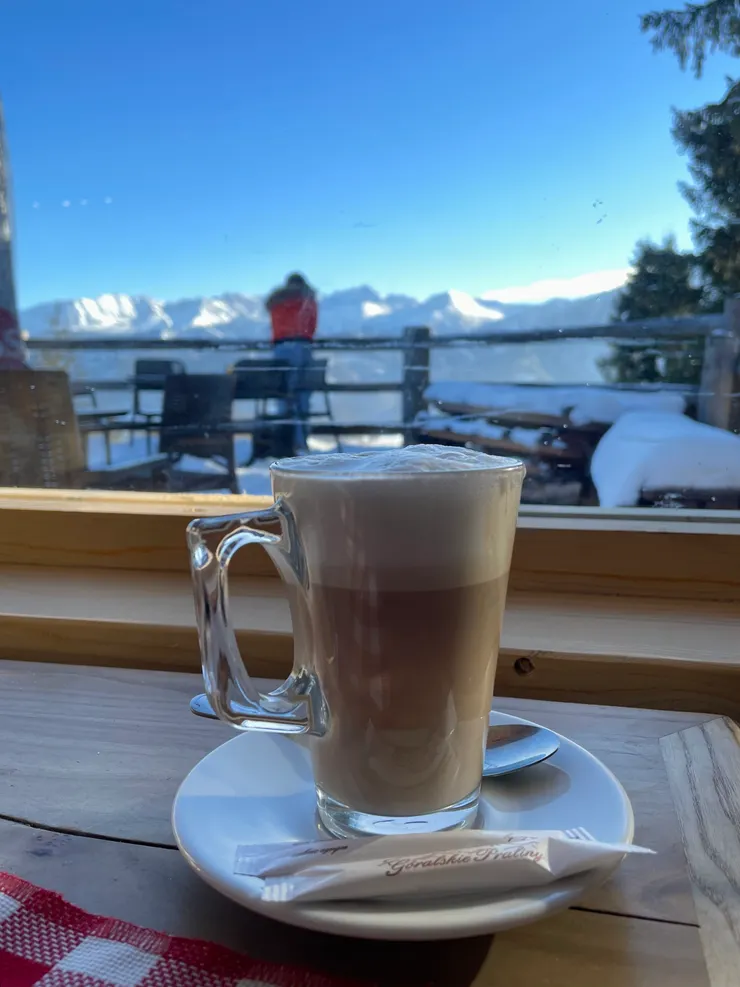 觀光客一條街上很多景觀咖啡廳,我真的可以待在這曬太陽一整天