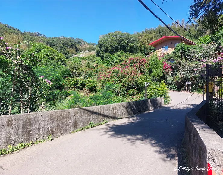 ▲味衛佳柿餅教育農園-往參觀園區的上坡入口/ 圖片來源：Betty's Jump Diary