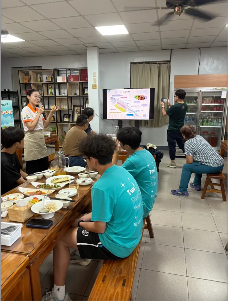 謝佳歆為旅客解說虱目魚如何進行全魚運用。