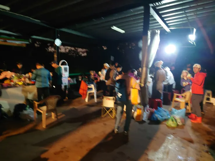 微風平台遮雨棚，有熱心山友架設水電，飲水機洗手台流理台桌椅都有，懇請珍惜維護