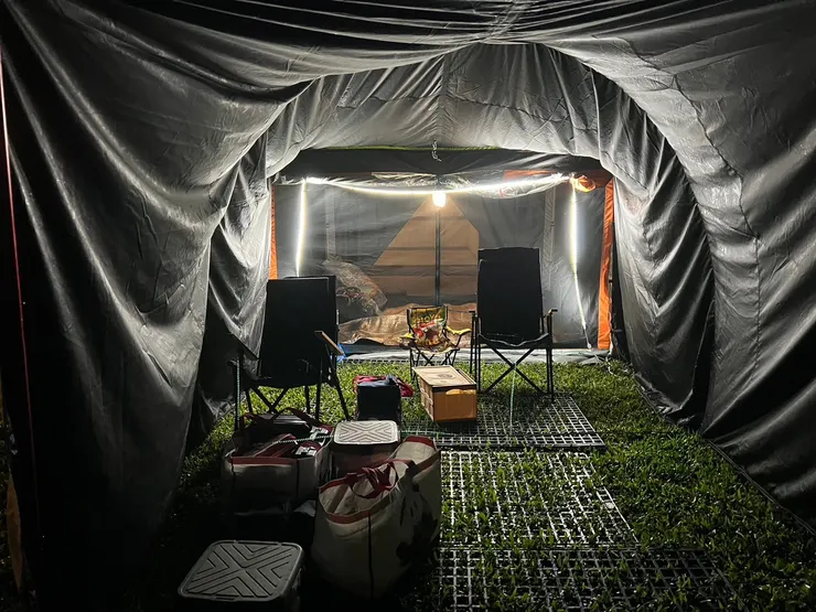 在延伸天幕下拍，真像棚拍。