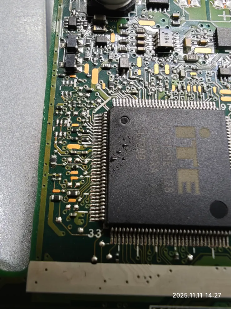 最重要的I/O晶片，竟然只有上方有液體，針腳完全沒有短路到。