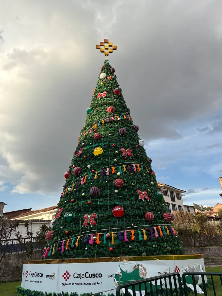 太陽神殿附近的聖誕樹，樹頂的裝飾是印加十字