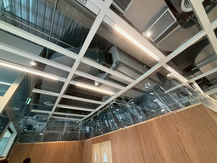 二旭鍋桃園青埔店施工前的原始工地狀態，展示寬敞但尚未規劃的毛胚屋場景。