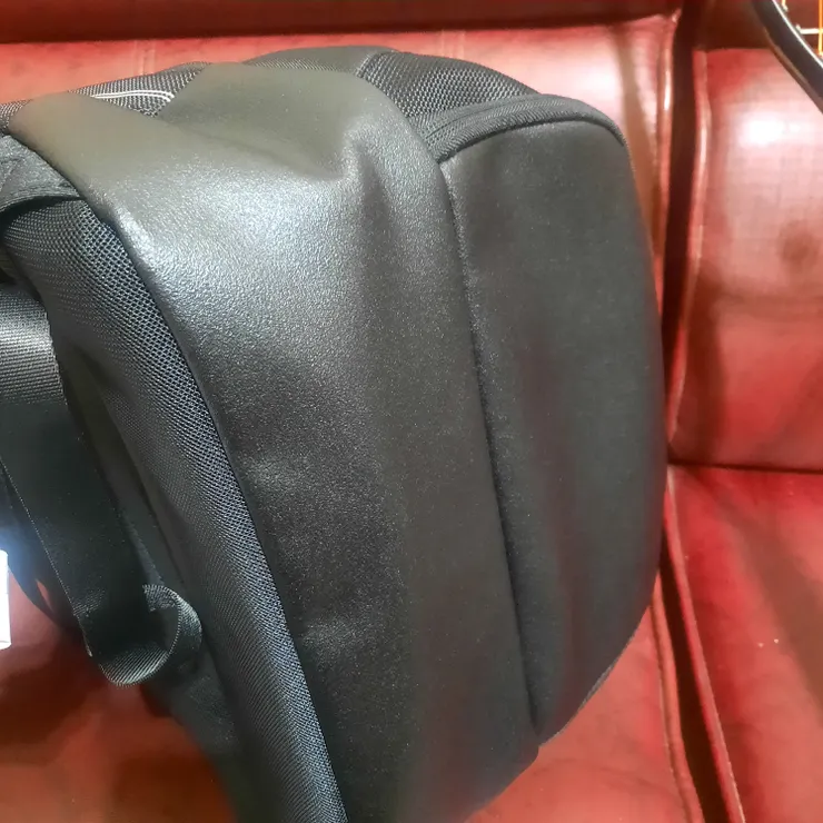 底部採用人造皮革，強度很高，不易破裂或脫皮