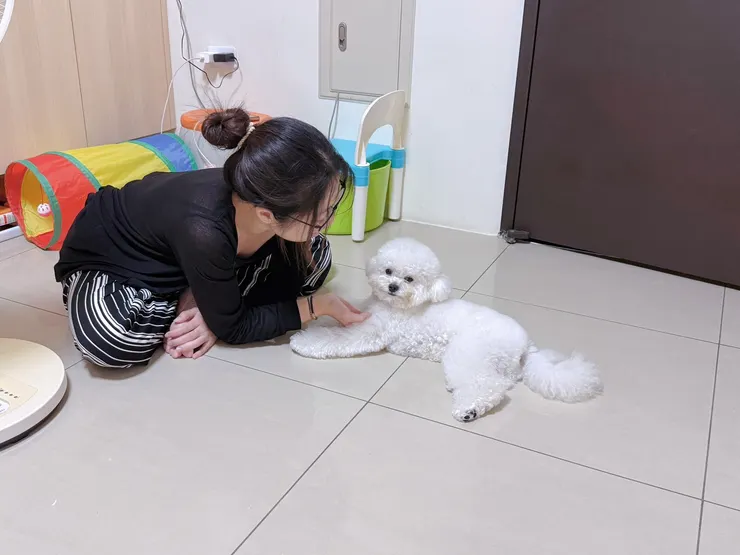 📸 照片裡的阿姨超認真地對阿比說話