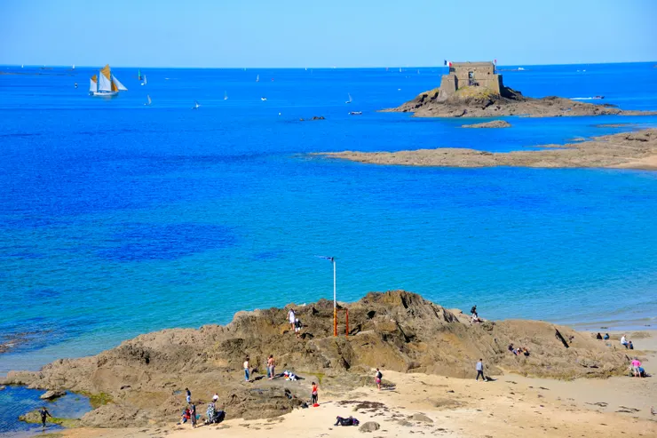 【市徽裡的帆船星點環繞國家堡】