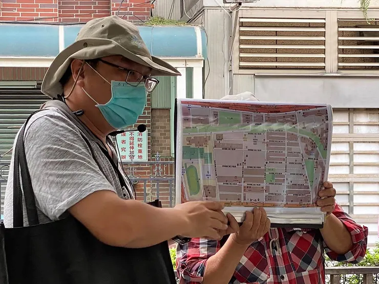 林耿同老師說明帶狀公園的今昔樣貌