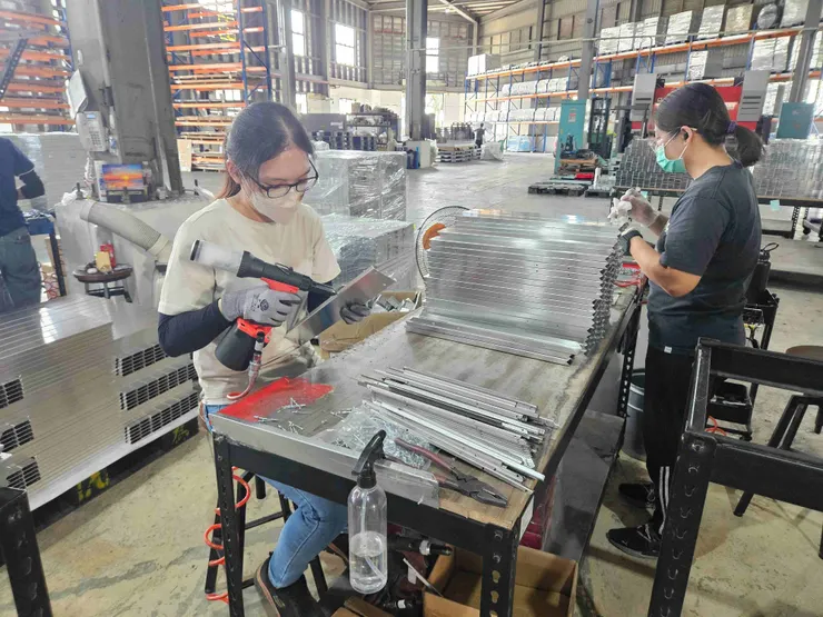 圖說：工業濾網經由回收拆解，搭配專業再生技術修復外框、更換內部濾材，即可循環再利用。（資料來源：鉅為）