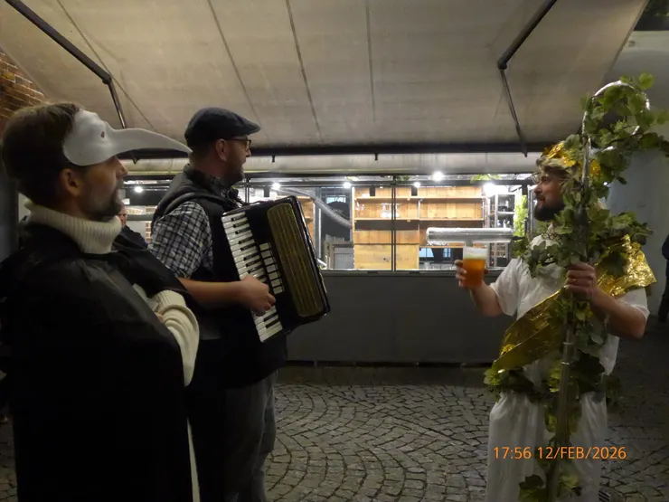 中途站休息的時候大家聚在一起喝傳統殺豬湯、啤酒，唱歌和聊天