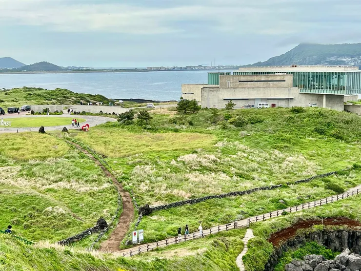 玻璃屋是安藤忠雄設計的