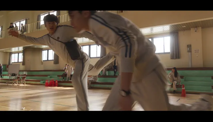 第七集的班長(右)毫不遲疑,彌補了前次未能救助自己喜愛女孩的鬱悶。而金奉皙(左)雖想要立刻飛過去,卻被沙袋拖累。