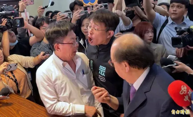 黃國昌咆嘯：可以這樣插隊唷