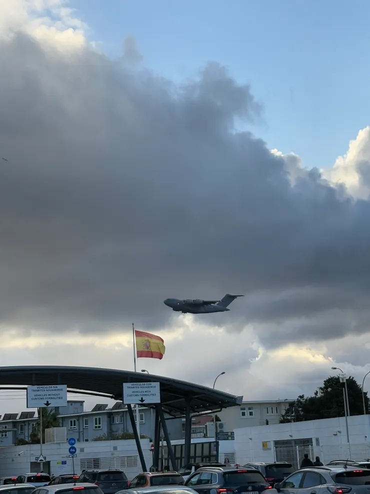 準備過海關，回西班牙的長長車隊