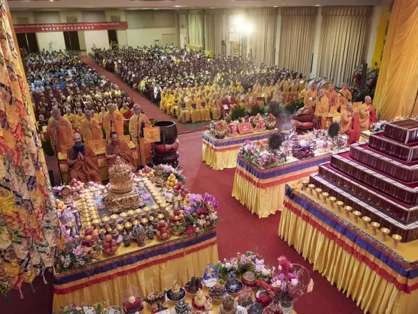 獻供儀式後，大眾恭誦《第三世多杰羌佛說了義經》