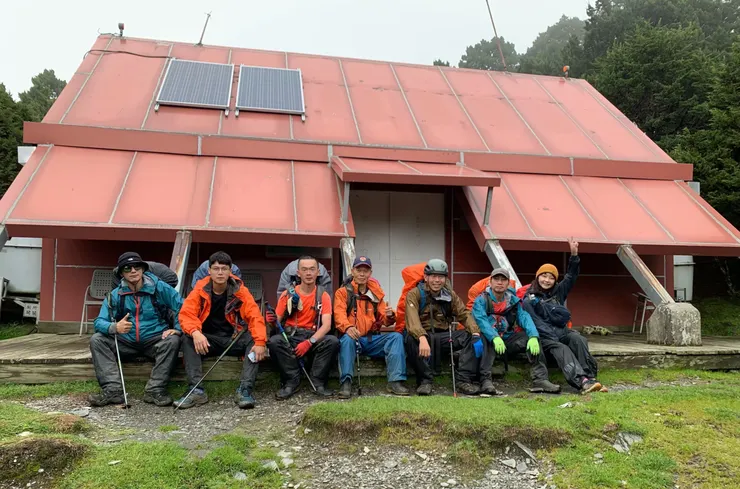 馬博山屋前合影